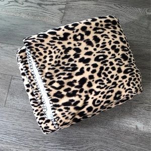 Victoria’s Secret Leopard Print Sherpa ~ New!💕